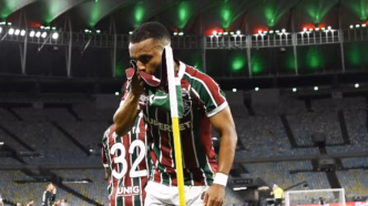 Samuel Xavier comemora gol pelo Fluminense contra o Internacional no Brasileirão 2025.