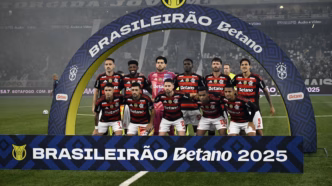 Pedro comemora após marcar gol para o Flamengo em partida contra o Botafogo.