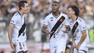Rayan comemora gol com Piton e Nuno Moreira em Vasco x Vitória, pelo Brasileirão 2025.