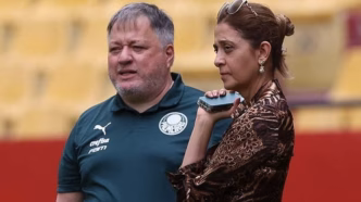 Anderson Barros, diretor de futebol do Palmeiras, e Leila Pereira, presidente do clube, em evento.