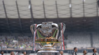 Taça da Copa do Brasil, com o logo da CBF ao fundo, representando o aumento da premiação em 2026.