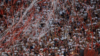 Torcida do São Paulo em jogo contra o Corinthians, com destaque para o escudo do clube.
