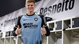 Raul, goleiro do Botafogo, em treinamento no campo.