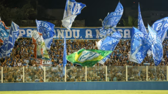 Torcida do Paysandu vibrando na Curuzu durante partida da Série B.