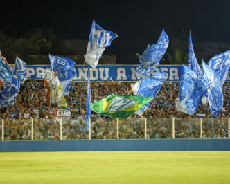 Torcida do Paysandu vibrando na Curuzu durante partida da Série B.