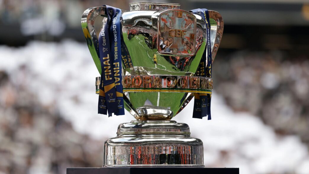 Taça da Copa do Brasil em destaque, representando a importância da competição para o futebol brasileiro.