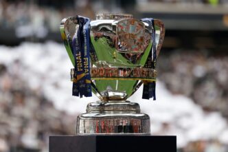 Taça da Copa do Brasil em destaque, representando a importância da competição para o futebol brasileiro.