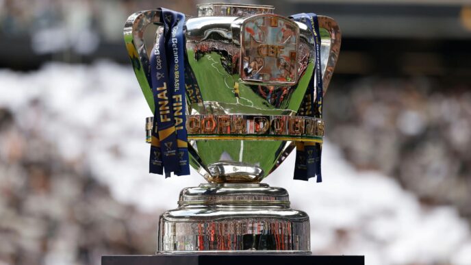 Taça da Copa do Brasil em destaque, representando a importância da competição para o futebol brasileiro.