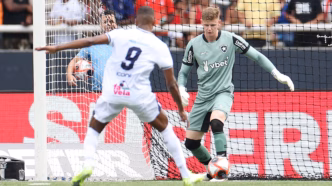 Raul, goleiro do Botafogo, em ação durante partida do Campeonato Carioca 2025.