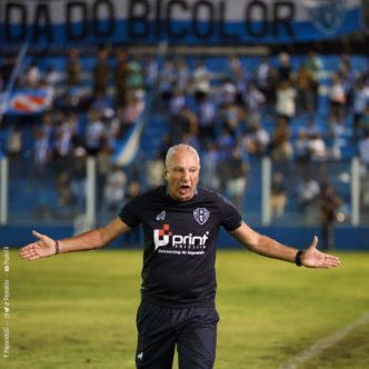 Márcio Fernandes, técnico do Paysandu, em treinamento para a partida.