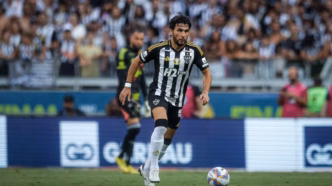 Junior Alonso, zagueiro do Atlético-MG, em ação durante partida.