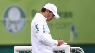 Abel Ferreira comandando treino do Palmeiras na Academia de Futebol.