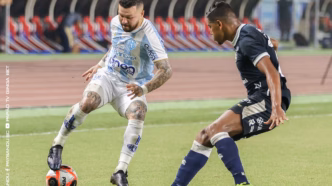 Pedro Rocha e Rossi disputam jogada em partida de futebol pela Série B.