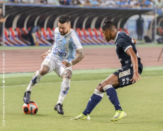 Pedro Rocha e Rossi disputam jogada em partida de futebol pela Série B.