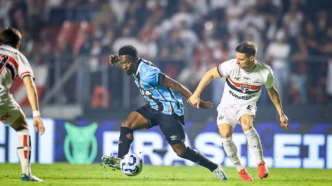 Jogadores do São Paulo e Grêmio em campo no primeiro turno do Brasileirão.