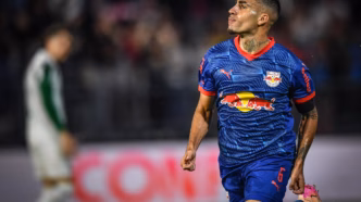 Gabriel, volante do Bragantino, em ação contra o Palmeiras.