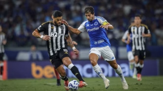 Hulk do Atlético-MG e Lucas Silva do Cruzeiro se encarando durante o clássico.