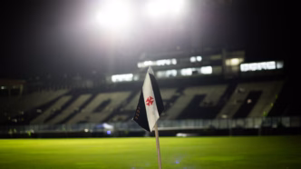 Bandeira do Vasco em São Januário, símbolo do clube em meio a contestações do plano de recuperação judicial.