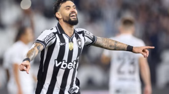 Mastriani comemora seu primeiro gol pelo Botafogo contra o Ceará em partida do Brasileirão.