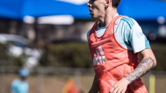 Rayan Lelis, atacante do Cruzeiro, treina com o elenco principal em preparação para jogos do Brasileirão.