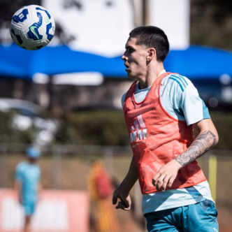 Rayan Lelis, atacante do Cruzeiro, treina com o elenco principal em preparação para jogos do Brasileirão.