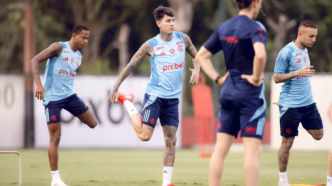 Pulgar retorna aos treinos do Flamengo após cirurgia no pé direito.