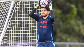 Rossi, goleiro do Flamengo, comemora defesa em partida.