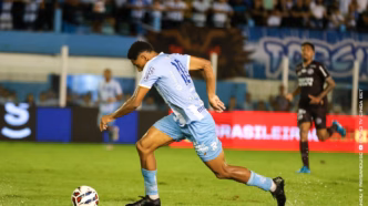 Maurício Garcez, atacante do Paysandu, comemorando um gol.