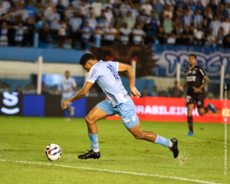 Maurício Garcez, atacante do Paysandu, comemorando um gol.