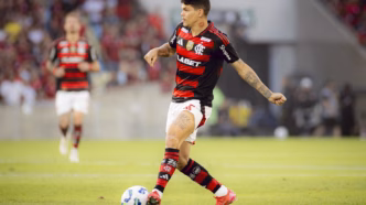 Ayrton Lucas em ação pelo Flamengo em partida contra o São Paulo.
