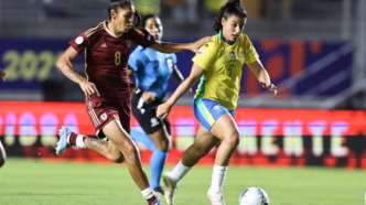 Duda Sampaio em ação com a bola pela Seleção Brasileira feminina.