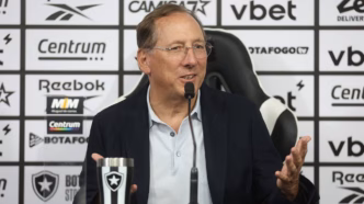 John Textor, dono da SAF do Botafogo, em evento.