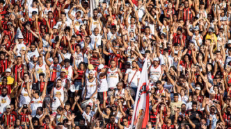 Torcida do Vitória comemora no Barradão durante jogo do Brasileirão.