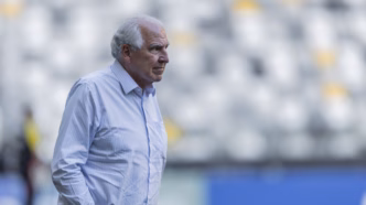Rubens Menin, dono do Atlético-MG, em reunião com o elenco após momento de pressão no clube.