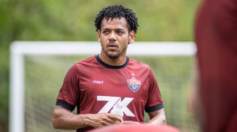 Romarinho em treinamento pelo Vitória, com o uniforme rubro-negro.