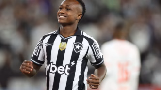 Nathan Fernandes do Botafogo em campo, com foco na sua atuação e histórico de lesões.