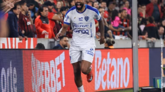 Diogo Oliveira, atacante do Paysandu, em ação com a camisa do time na Série B.