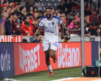 Diogo Oliveira, atacante do Paysandu, em ação com a camisa do time na Série B.