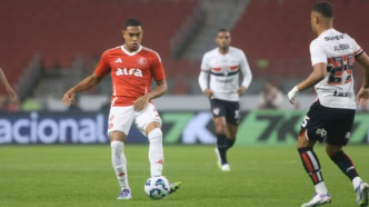 Luis Otávio em campo pelo Internacional