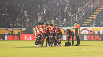 Jogadores do Vitória no Barradão antes da partida contra o Ceará pelo Brasileirão.