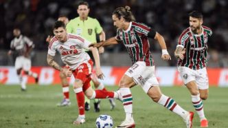 Jogo entre Fluminense e Internacional no Maracanã, com destaque para o Maracanã como palco da partida.