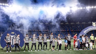 Time do Santos em ação durante partida contra o Cruzeiro no Mineirão.