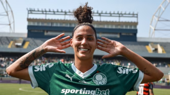 Amanda Gutierres, atacante do Palmeiras, celebra gol com a camisa do clube.
