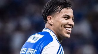 Atacante Kaio Jorge, do Cruzeiro, com a bola em campo.