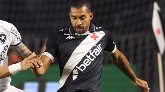 Paulo Henrique em ação pelo Vasco contra o Botafogo.