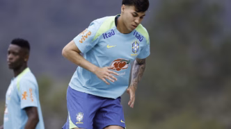 Kaio Jorge, artilheiro do Cruzeiro, em campo com a camisa da Seleção Brasileira em 2025, buscando consolidar seu espaço.
