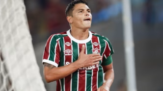 Thiago Silva comemora gol pelo Fluminense em partida contra o Bahia