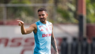 Danilo, jogador do Flamengo, durante treino preparatório para a partida contra o Bahia.