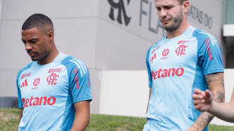 Jogadores De la Cruz e Saúl em treino do Flamengo, com foco nas preocupações para o meio-campo.