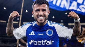 Meia Matheus Henrique do Cruzeiro em ação durante partida do Campeonato Brasileiro